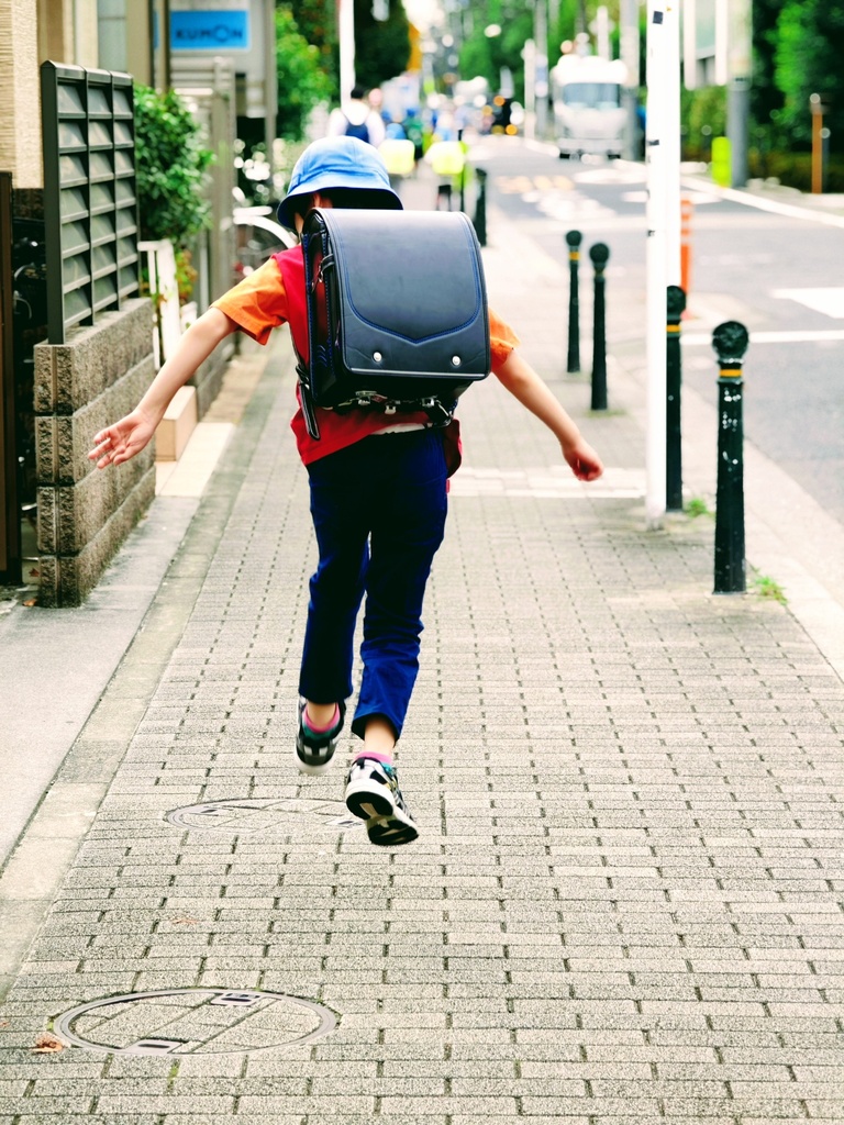 Après l'école, la liberté ou Le bond d'un petit bob bleu * Tokyo, Japon (e-photo) EN